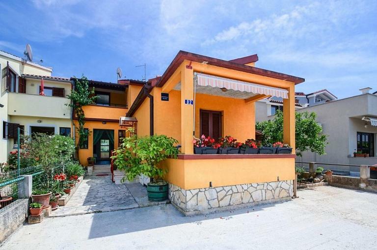 Apartmani Petunia Fazana Exterior photo